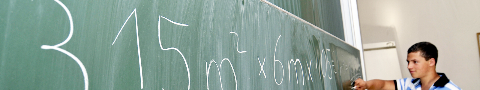 Schüler schreibt mit Kreide an Tafel ©DLR